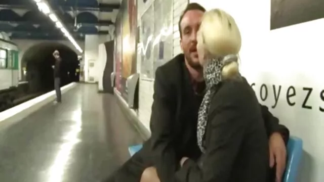 Gratis porno ingen registrering  Blonde viser off hendes danske sexfilm nøgne krop og bliver skide i støbt