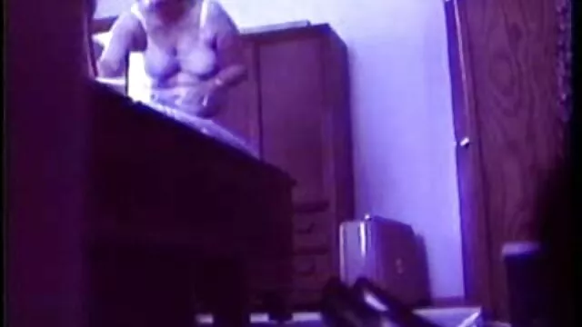 Gratis porno ingen registrering  I reservedelsbutikken mister en brunette og hendes blonde gamle danske sexfilm ven en sælger