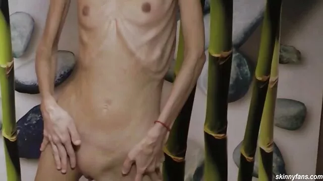 Gratis porno ingen registrering  Han gemte sig bag en søjle i haven for at skrælle dansk pono film