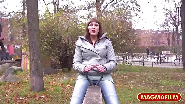 Gratis porno ingen registrering  Pige i ny jakke bliver kneppet pornofilm med dansk tale